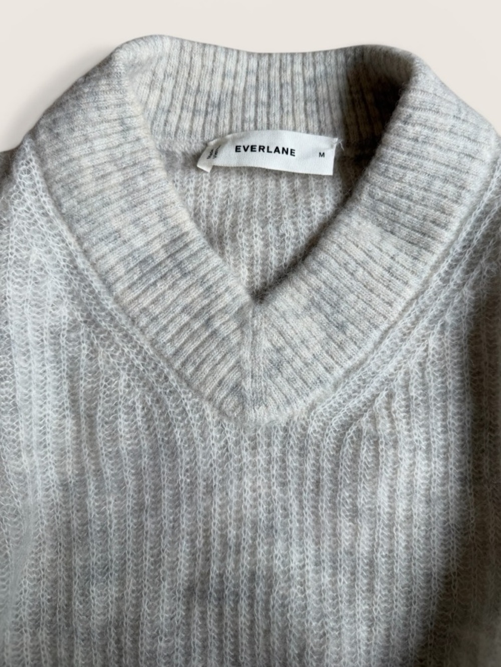 Everlane Light Beige V-Neck Ribbed Knit Sweater size medium - Picture 3 of 7
